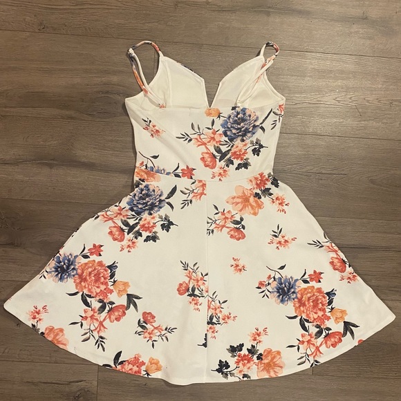 Streetwear Society Floral A-line Dress - Picture 2 of 3